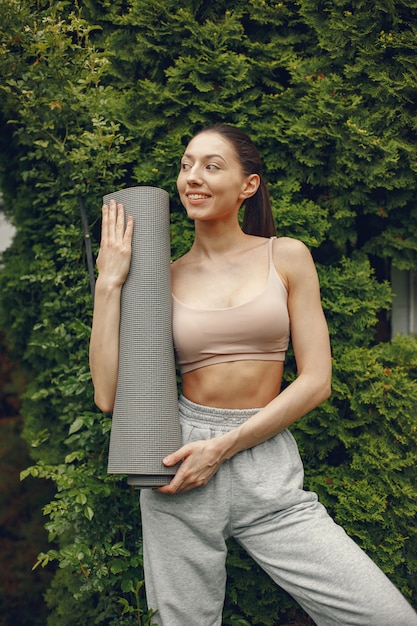 Donna che pratica yoga avanzata in un parco