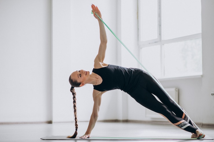 Foto gratuito donna che pratica yoga su una stuoia