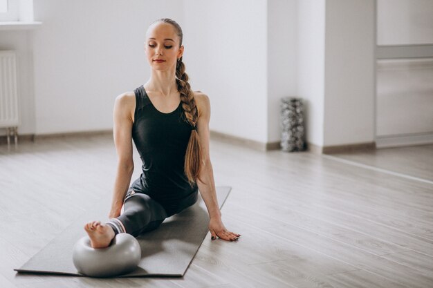 Donna che pratica yoga su una stuoia