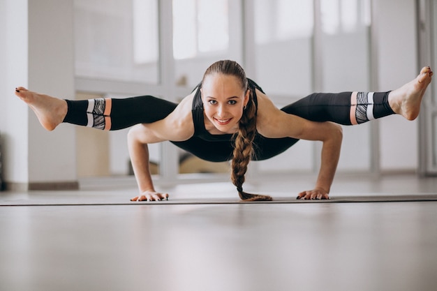 Donna che pratica yoga su una stuoia