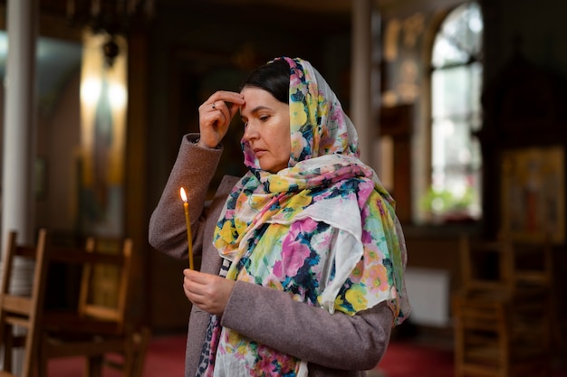 Donna che prega in chiesa per il pellegrinaggio religioso