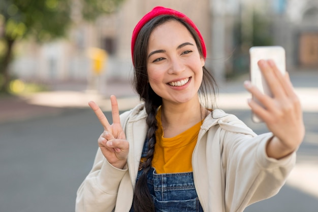 Donna che prende selfie