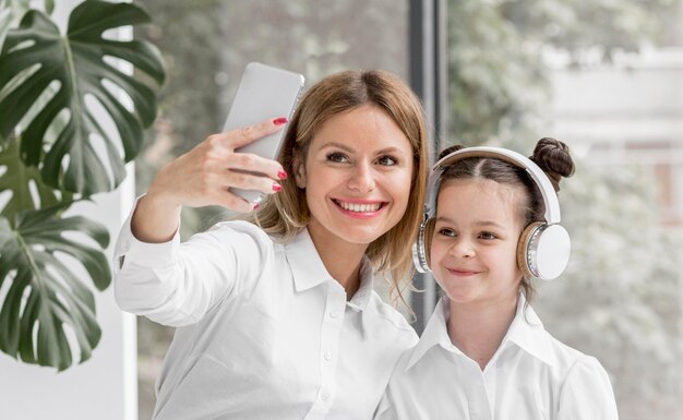 Donna che prende un selfie con il suo studente