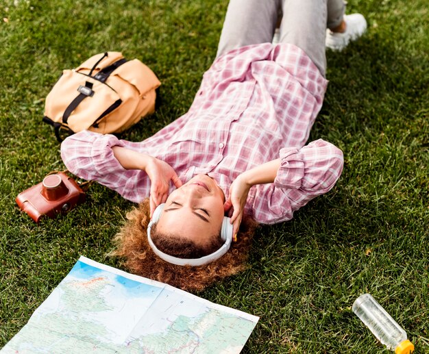 Donna che prende una pausa dopo il viaggio