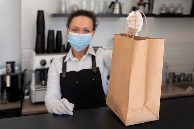 Donna che prepara cibo da asporto da consegnare