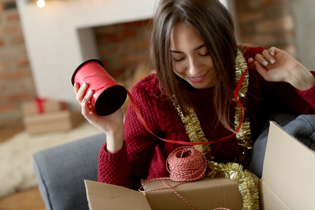 Donna che prepara la decorazione di Natale a casa