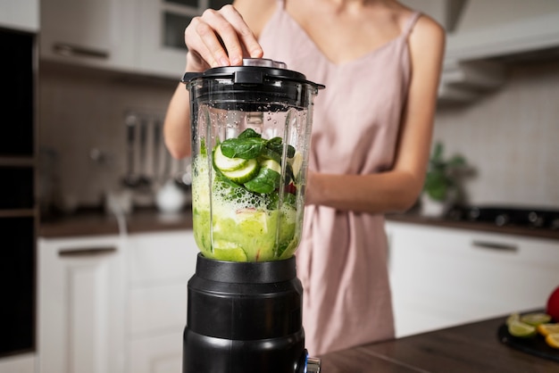 Donna che prepara la sua ricetta del succo