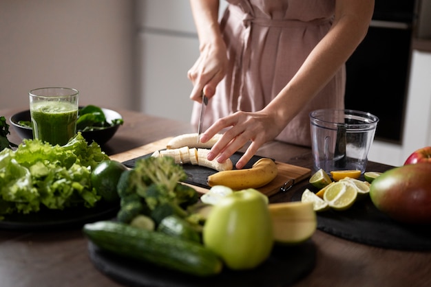 Donna che prepara la sua ricetta del succo