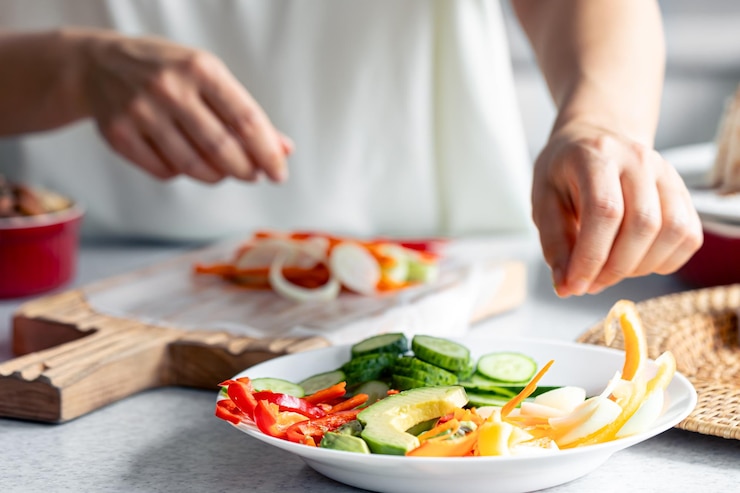 Foto gratuito donna che prepara rotoli di primavera in carta di riso sul tavolo della cucina