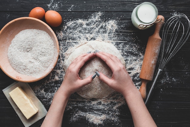 Donna che produce una deliziosa pagnotta di pane