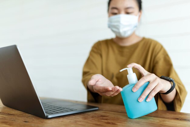 Donna che pulisce le mani con un gel disinfettante per le mani per prevenire la contaminazione da coronavirus