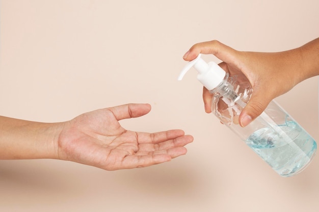 Donna che pulisce le mani con un gel disinfettante per le mani per prevenire la contaminazione da coronavirus