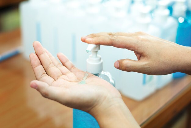 Donna che pulisce le mani con un gel disinfettante per le mani per prevenire la contaminazione da coronavirus