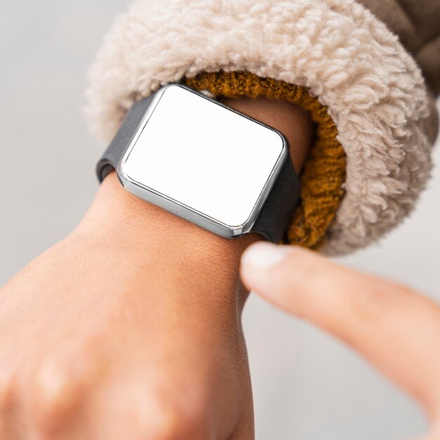 Donna che punta a un primo piano vuoto smartwatch