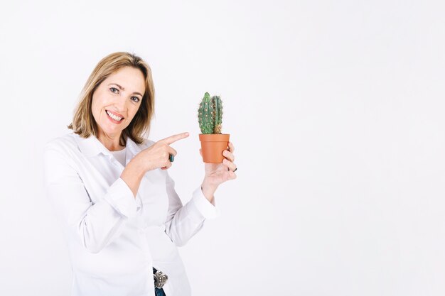 Donna che punta al cactus