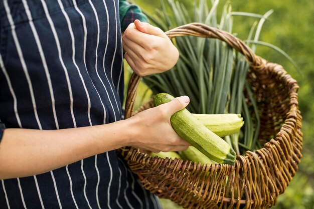 Donna che raccoglie verdure