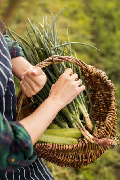 Donna che raccoglie verdure