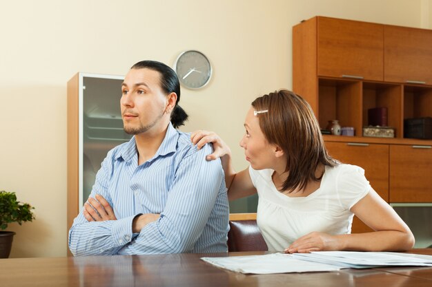 Donna che richiede soldi da marito per l&#39;acquisto