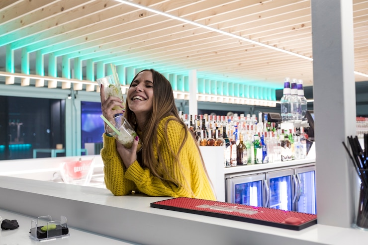 Foto gratuito donna che ride con bevande al bar