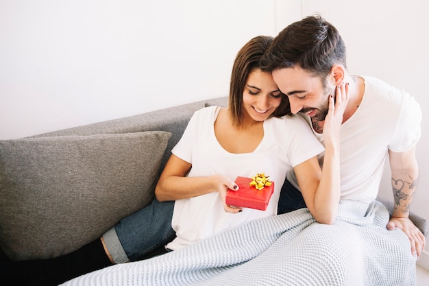 Donna che ringrazia l&#39;uomo per il presente