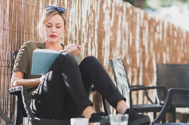 Donna che riposa con il libro