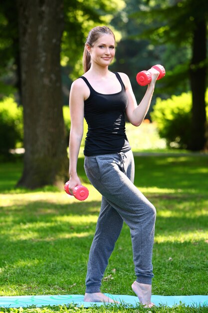 Donna che risolve con le teste di legno nel parco