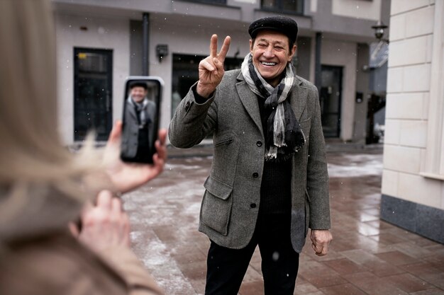 Donna che scatta foto dell'uomo con il telefono