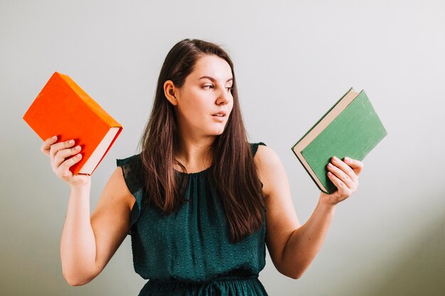 Donna che sceglie il libro per la lettura