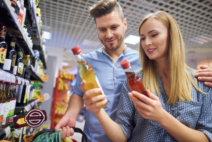 Foto gratuito donna che sceglie un prodotto migliore e più economico