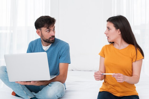 Donna che scopre il risultato del test di gravidanza