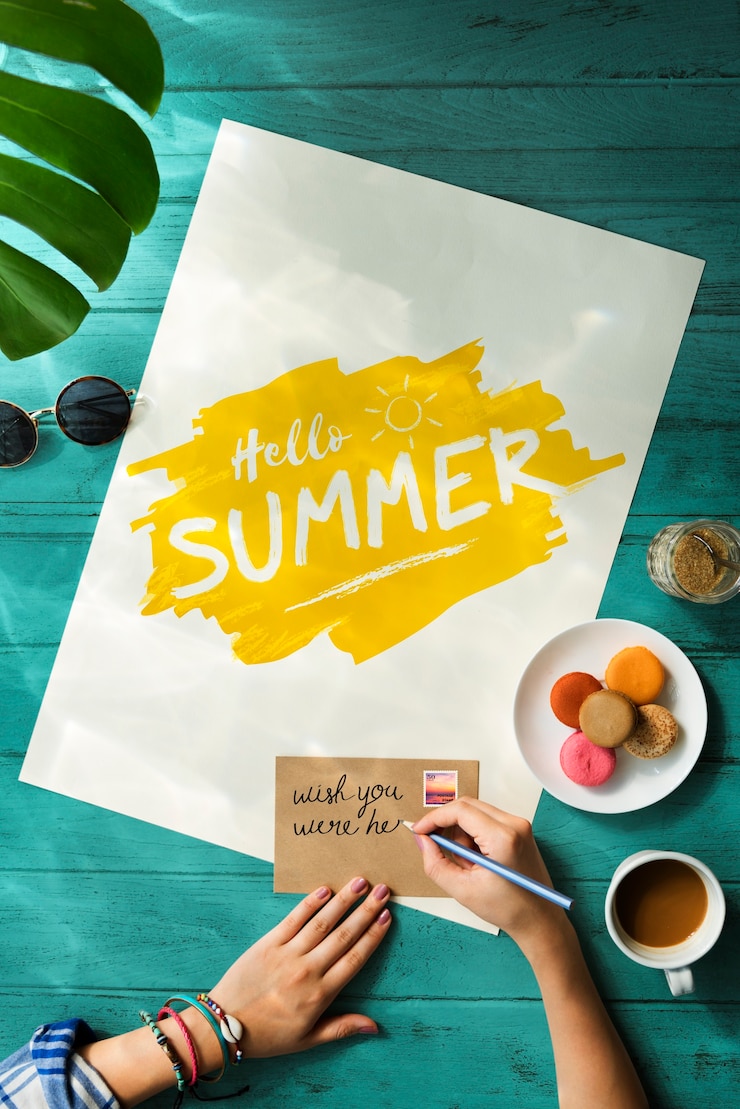 Foto gratuito donna che scrive una cartolina