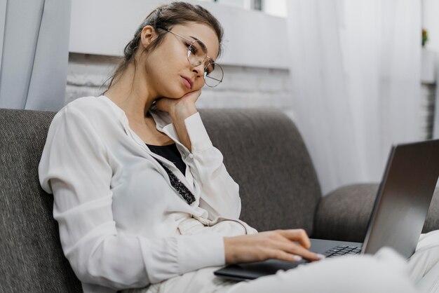 Donna che sembra annoiata durante il lavoro