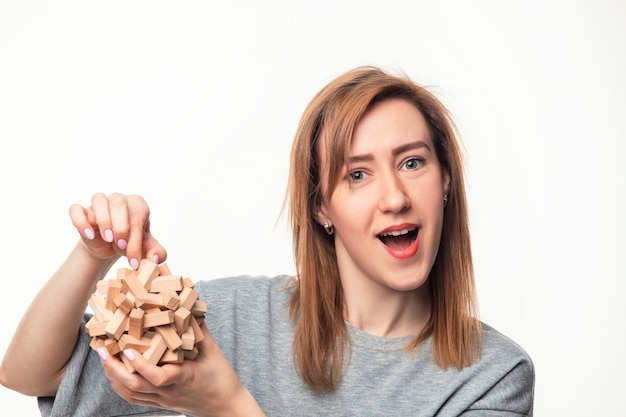 donna che sembra confusa con il puzzle di legno.