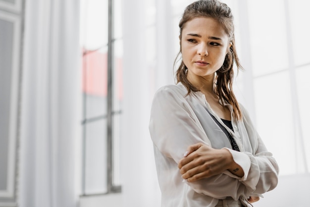 Donna che sembra triste mentre lavorava troppo da casa