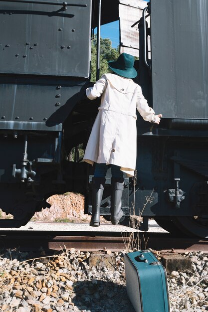 Donna che si arrampica sul treno