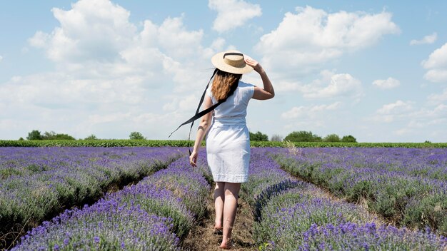 Donna che si distende e che gode della natura