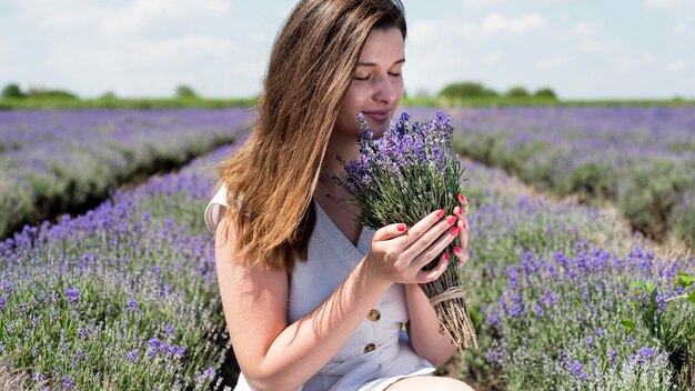 Donna che si distende e che gode della natura