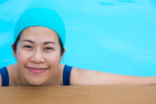 Donna che si distende sulla piscina