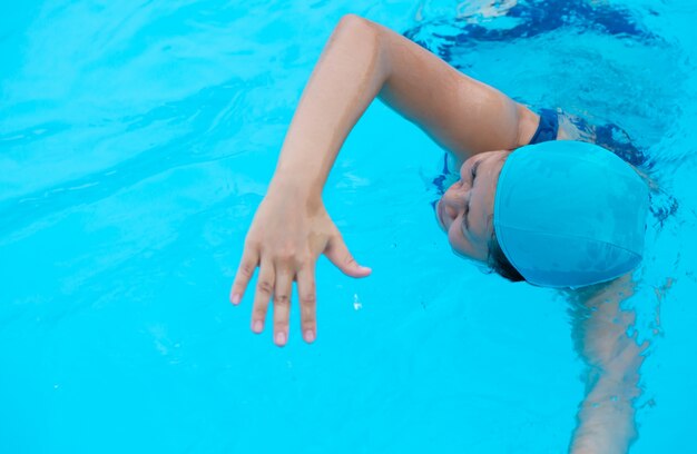 Donna che si distende sulla piscina