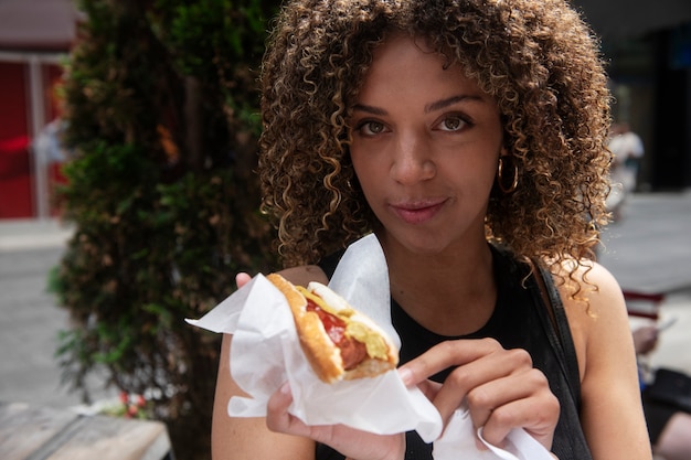 Donna che si diverte al festival del cibo