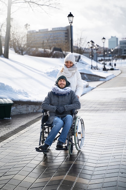 Donna che si diverte con il suo amico disabile