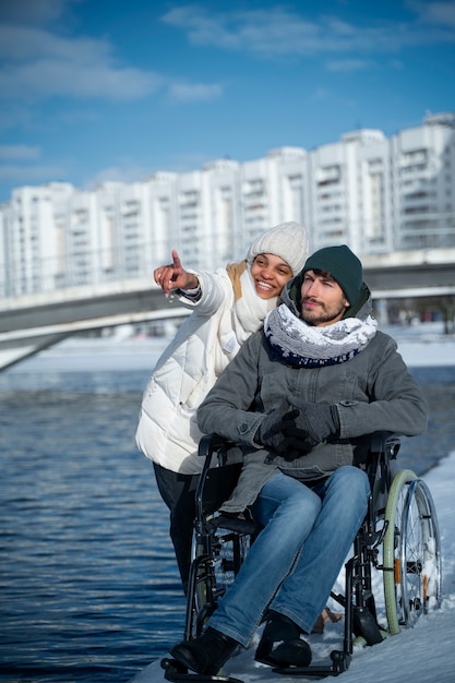 Donna che si diverte con il suo amico disabile