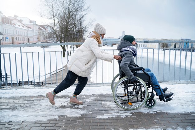 Donna che si diverte con il suo amico disabile