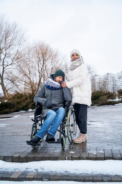 Donna che si diverte con il suo amico disabile