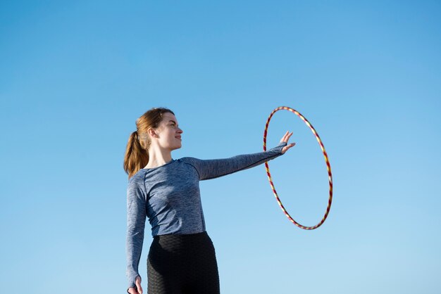 Donna che si esercita con il cerchio di hula hoop