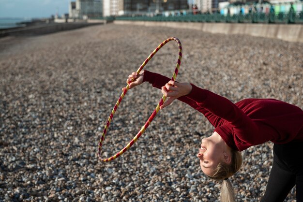 Donna che si esercita con il cerchio di hula hoop