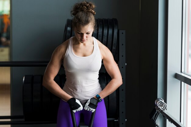 Donna che si esercita in palestra