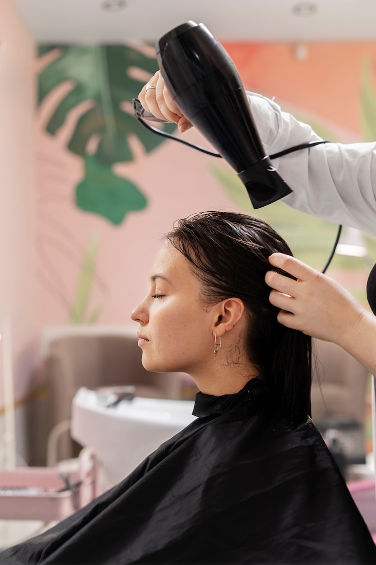 Foto gratuito donna che si fa curare dal parrucchiere