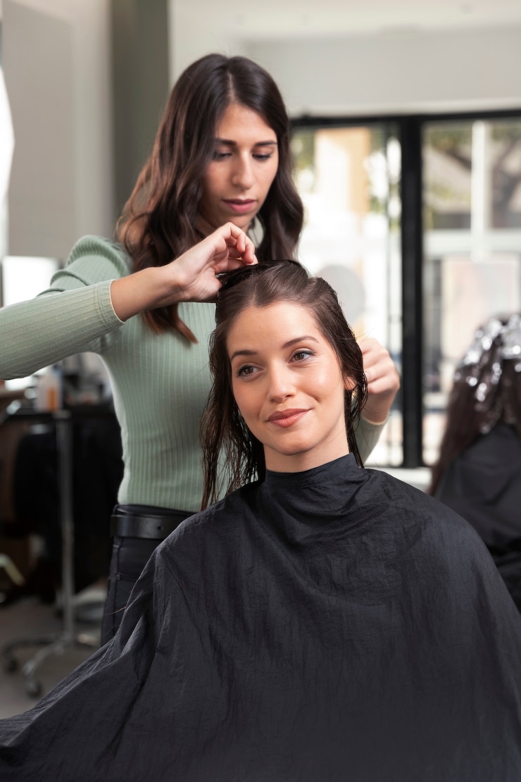 Foto gratuito donna che si fa curare dal parrucchiere