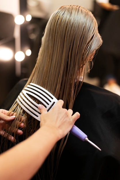 Donna che si fa fare i capelli al salone di bellezza